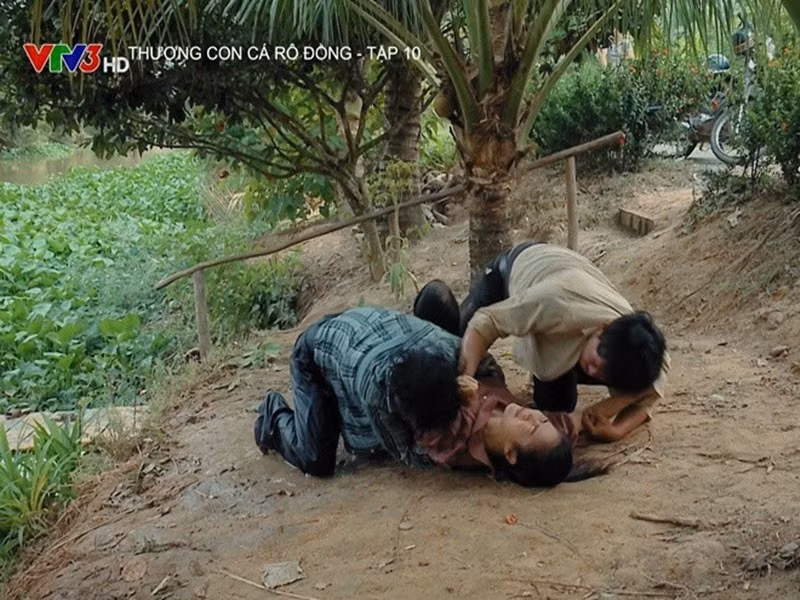 Ngoài cảnh bị đánh ghen trong "Thương con cá rô đồng", Lê Phương còn có không ít phân cảnh khó khác như bị giang hồ đòi nợ giở trò đồi bại. Ảnh: Phụ nữ Việt Nam