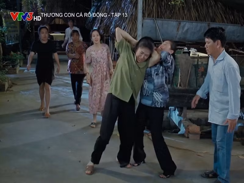 Thấy chị gái bị đánh ghen, Lắm lao vào cứu. Sau đó, Thương phơi bày chuyện bị ông chủ sàm sỡ nhưng cam chịu vì muốn làm việc kiếm tiền. Ảnh: Phụ nữ Việt Nam