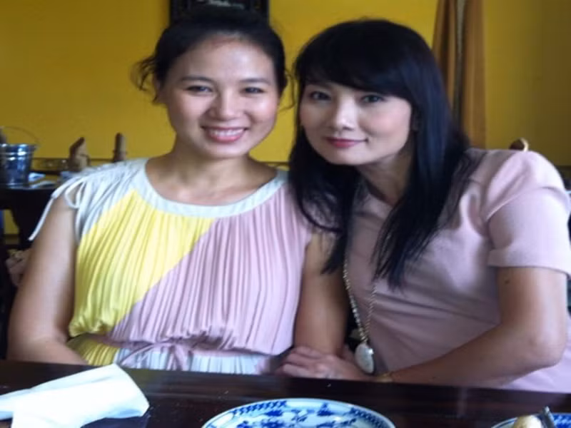 Nổi tiếng sau bộ phim “Dòng đời” nhưng Võ Sông Hương lại nhanh chóng giã từ phim ảnh rồi rẽ ngang sang làm MC. Sau một vài năm đảm nhận vị trí người dẫn chương trình, nữ diễn viên lặng lẽ rút lui. Cô bằng lòng với công việc giảng dạy tại trường đại học. Hiện tại, không có thông tin về cuộc sống của Võ Sông Hương. Ảnh: Gia đình và xã hội