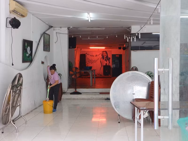 Nam danh hài một thời tiết lộ bà xã từng cưu mang Duy Phước và Lê Lộc. "Tôi vẫn luôn nhớ đây là người dạy chữ, người chăm sóc con mình những lúc ốm đau", Duy Phương cho hay. Ảnh: Dân Việt