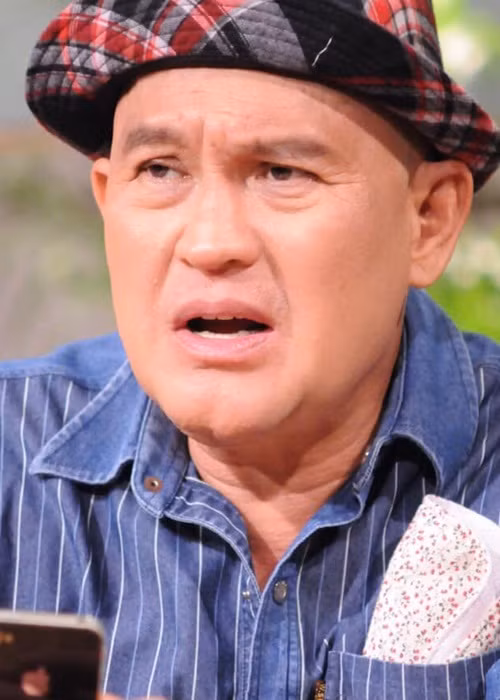 Vào thời kỳ hoàng kim ở những năm 1990, Duy Phương sở hữu nhiều căn nhà, xe hơi. Tuy nhiên, Duy Phước - con trai Duy Phương cho hay bố của anh tán gia bại sản vì thua cá độ đá banh. Bản thân Duy Phương thừa nhận ông từng cá độ bóng đá nhưng không đâm đầu hơn thua đến mức trắng tay mà chỉ thua khoảng vài trăm triệu. Ảnh: Vietnamnet