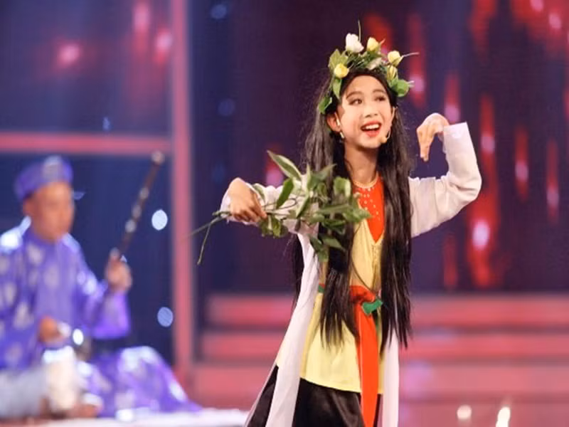 Đức Vĩnh đăng quang cuộc thi Vietnam’s Got Talent 2014 nhờ các vở tuồng chèo nổi tiếng Thị Mầu lên chùa, Xúy Vân giả dại và Ông già cõng vợ trẻ đi xem hội, hát chầu văn Cô đôi thượng ngàn. Năm 2017, em tiếp tục đăng quang quán quân "Tuyệt đỉnh song ca nhí". Ảnh: VTV