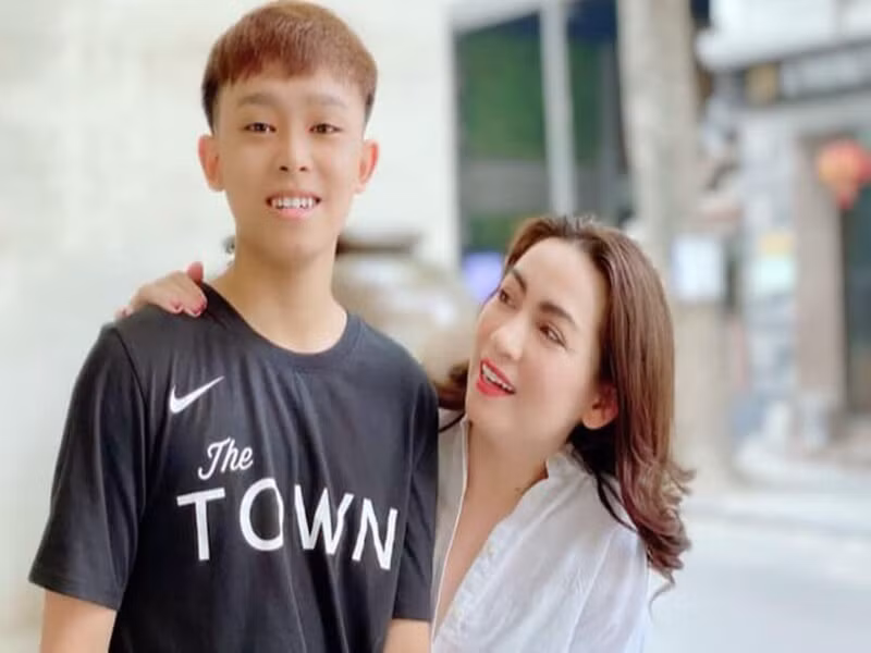 Mới đây, quán quân Hồ Văn Cường và Phi Nhung gây ồn ào về chuyện cát-sê. Phía Phi Nhung cho biết, quản lý giữ tiền cát sê của Hồ Văn Cường và sẽ đưa lại khi giọng ca này 18 tuổi.