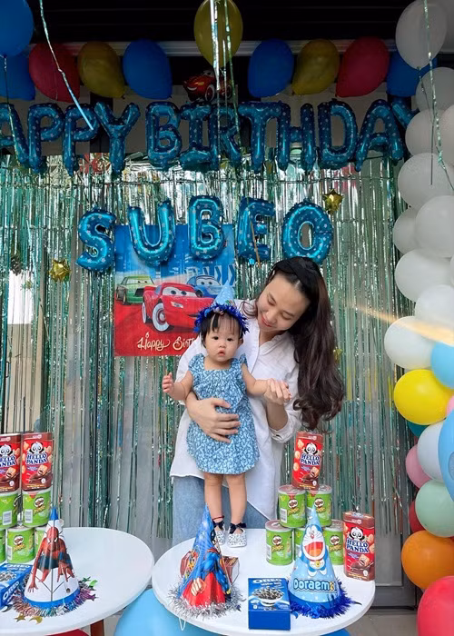 Bé Subeo còn nhận được lời chúc mừng từ mẹ đẻ của Đàm Thu Trang: "Chúc mừng sinh nhật anh hai Subeo, chúc anh hai luôn chăm ngoan, học giỏi, yêu thương ba mẹ và các em, cả nhà yêu con".