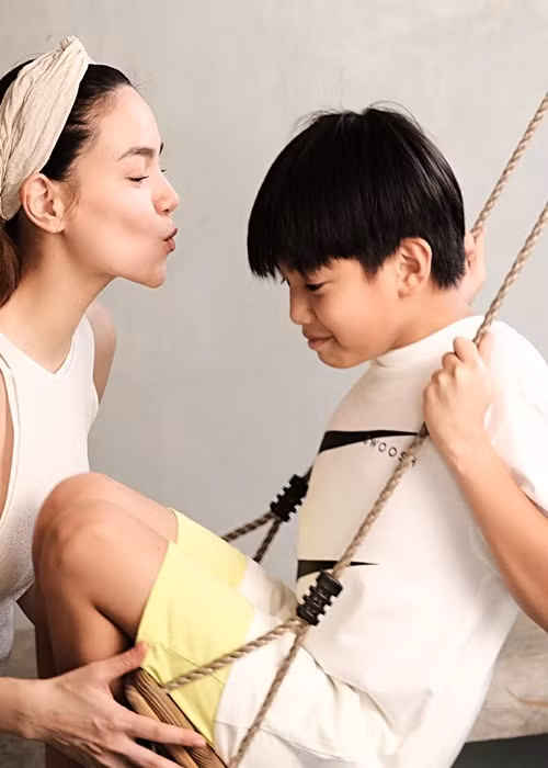 Hà Hồ chia sẻ: "Giờ này 11 năm trước mẹ thật sự hồi hộp chờ đợi chào đón con với mọi bỡ ngỡ của lần đầu tiên làm mẹ. Thành thanh niên rồi đó, mong con thêm mạnh mẽ và luôn giữ trái tim ấm áp với mọi người như thế nhé. Cứ nghĩ dịch thì thôi không bày vẽ gì nhiều, mà sợ con vô tình nghĩ mẹ bận 2 em không tổ chức như mọi năm nên mẹ lại làm tới, chơi lớn cùng lên ý tưởng và nhờ cô T.A trang trí “nhè nhẹ” làm con bất ngờ ngay tại nhà".