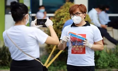 Nhiều nghệ sĩ Việt như MC Đại Nghĩa, Á hậu Hoàng My, MC Quỳnh Hoa... đã tham gia vào công tác tình nguyện viên, hỗ trợ các nhân viên y tế trong việc tư vấn, điều phối người dân tiêm vaccine. Công việc cụ thể của họ là hướng dẫn công nhân tại khu công nghiệp khai y tế, theo dõi tình trạng sức khỏe 30 phút sau khi tiêm.