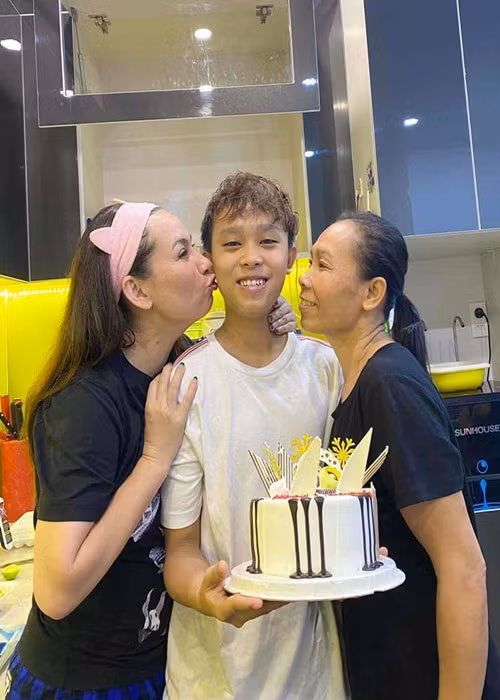 Hồ Văn Cường thừa nhận lúc gặp nhiều áp lực, em lỡ lời trong cuộc trò chuyện với fan. Tuy nhiên, giọng ca 18 tuổi khẳng định cuộc sống của em với Phi Nhung hiện tại rất hòa hợp. Thực tế, đây không phải lần đầu Phi Nhung cùng con nuôi gây ồn ào. Ảnh: Phụ nữ Việt Nam