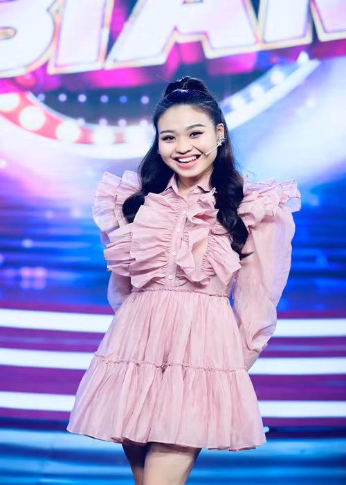 Ngoài là diễn viên sân khấu kịch, Lê Lộc còn diễn hài, đóng phim truyền hình, tham gia gameshow, làm MC.
