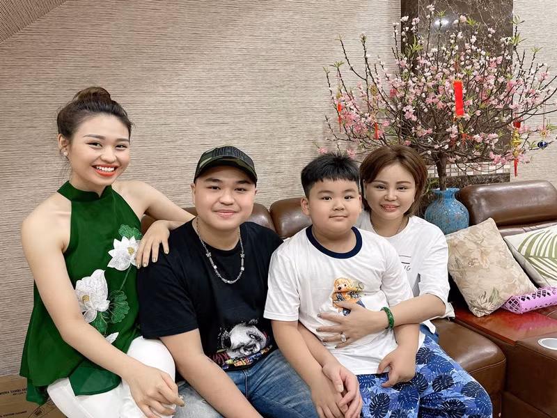 Gần đây, khi Duy Phương tố con trai Duy Phước vô tâm, Lê Giang nhắn nhủ đến con: “Đâu phải ai cũng có trách nhiệm làm con là phải nuôi cha, mẹ đâu. Vậy mình đẻ ra mình đòi trả công nuôi dưỡng thì mình sinh nó ra làm gì. Hay mình đang áp lực con mình, để được gì? Con ơi không nên buồn... Con ơi cố gắng lên, mẹ sống vì các con, mẹ là mẹ, mẹ phải là chỗ dựa vững chắc, con nuôi bản thân con mạnh khỏe, hạnh phúc là mẹ vui rồi. Vì mẹ đẻ con ra, riêng bản thân mẹ không cần gì, chỉ cần tụi con mạnh khỏe. Nếu ai có nghĩ gì thì con vẫn là con của mẹ và mẹ rất hãnh diện vì con. Con tự lo cho gia đình nhỏ hiện tại của con là mẹ vui lắm”.