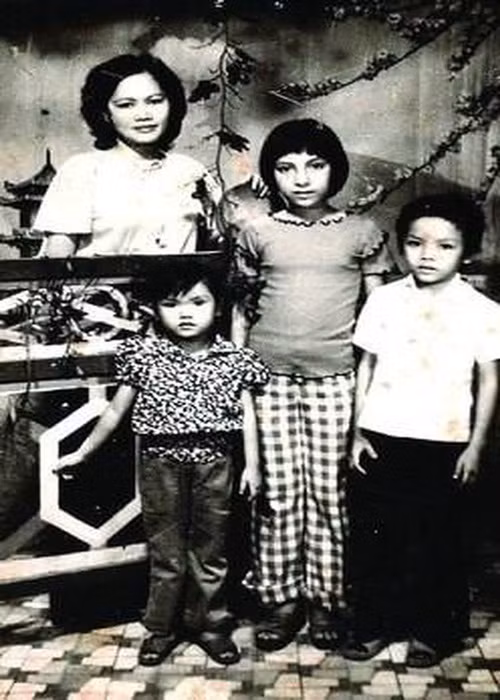 Năm Phi Nhung 1 tuổi, mẹ của cô đi thêm bước nữa. Khoảng 1-2 năm mẹ của Phi Nhung mới về thăm nhà một lần. Mẹ của Phi Nhung cũng thường gửi tiền về cho bà ngoại để nuôi Phi Nhung. Ảnh: Người đưa tin