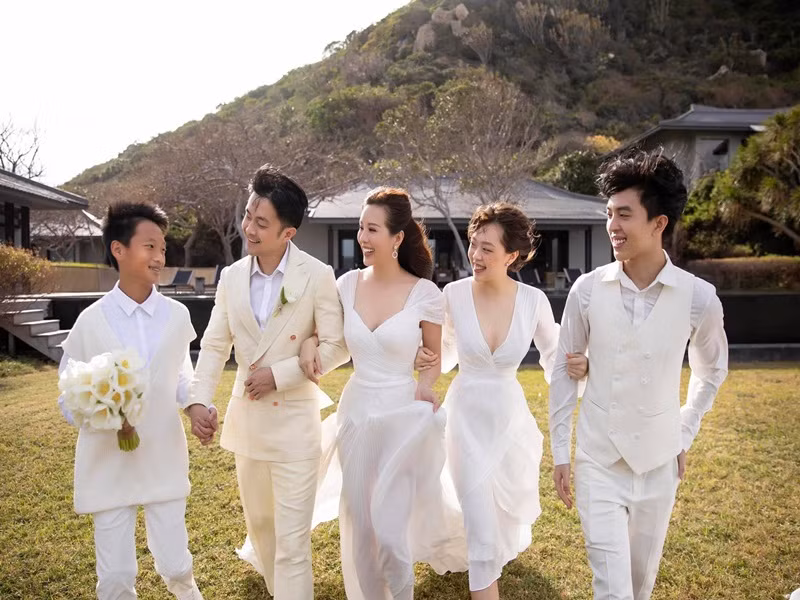 Mới đây, trên trang cá nhân, Hoa hậu Thu Hoài hạnh phúc chia sẻ thông tin kết hôn. Ông xã của cô là doanh nhân Trí Tống.