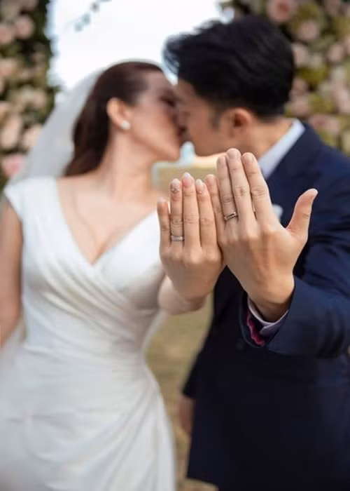 Bà mẹ hai con chia sẻ về ngày trở thành “vợ người ta”: “Trong mơ cũng không nghĩ tới, ngày tôi chính thức trở thành vợ người ta lại tới một cách đột ngột và… khó tả như vậy. Không kịp chuẩn bị bất cứ thứ gì, không xem, không lựa ngày tháng, không luôn cả những thủ lục nghi lễ, tất cả những gì tôi và Trí làm chỉ là ký lên tờ giấy đăng ký kết hôn. Thậm chí chỉ cách đó ít tiếng thôi, cả hai đều chưa hề nghĩ câu chuyện này và như thường lệ, gây nhau một chút vào bữa sáng. Tôi không phải người duy tâm, nhưng trong trường hợp này thì tôi tin, số phận đã thay 2 đứa quyết định tất cả. Và với tôi, sau phút ngỡ ngàng thì nhận ra rằng đó là một món quà. Cảm ơn 7 năm yêu thương, chia sẻ, tôi đã sẵn sàng chào tạm biệt cuộc sống độc thân rồi”.