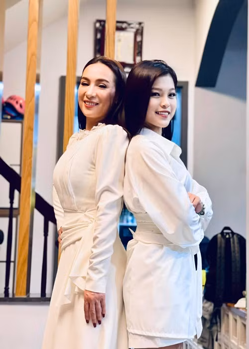 Tuyết Nhung phải nghỉ học từ lớp ba do hoàn cảnh gia đình khó khăn. Sau khi được Phi Nhung nhận làm con nuôi, em được đi học trở lại. Giống Hồ Văn Cường, Tuyết Nhung phụ việc tại quán ăn của mẹ nuôi. Thỉnh thoảng, vào cuối tuần, em đi hát cùng mẹ nuôi, Thiêng Ngân, Quỳnh Trang, Hồ Văn Cường.