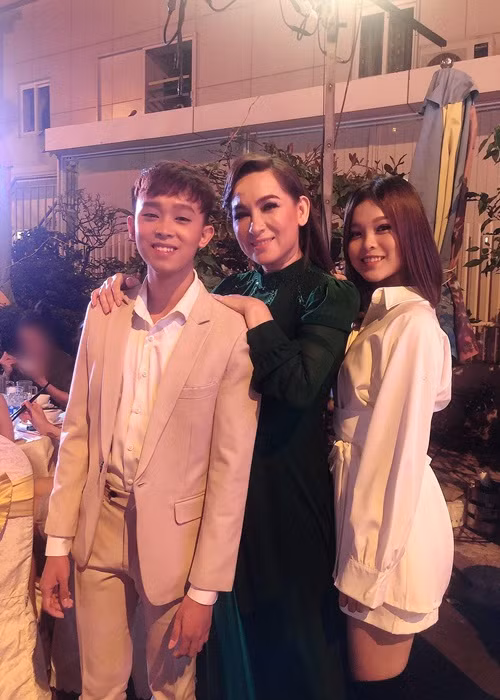 Tháng 3/2021, Hồ Văn Cường xin phép mẹ Phi Nhung để được ra ở riêng khi tròn 18 tuổi. Nữ ca sĩ ủng hộ quyết định này. “Tôi tôn trọng, nhưng sẽ dạy con ra đời phải làm như thế nào. Con sẽ gặp người này người kia, phải xã giao ra sao”, cô nói.