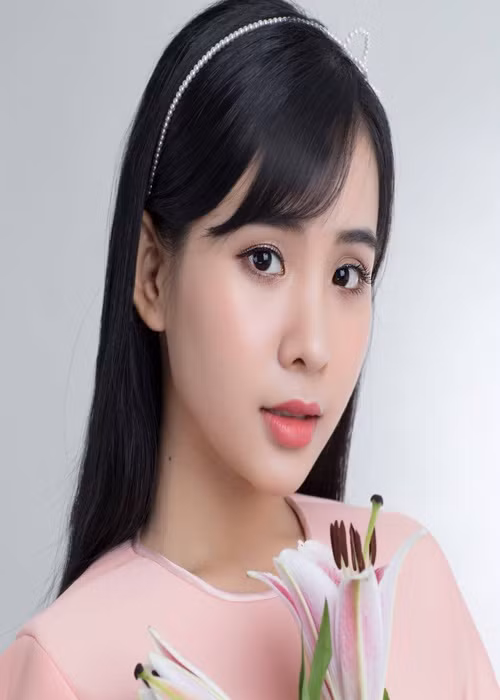 Ngoài Hồ Văn Cường, Phi Nhung còn nhận nuôi Quỳnh Trang vào năm 2016. Quỳnh Trang chia sẻ, Phi Nhung và Như Quỳnh chính là hình mẫu lý tưởng mà em muốn trở thành nhất.