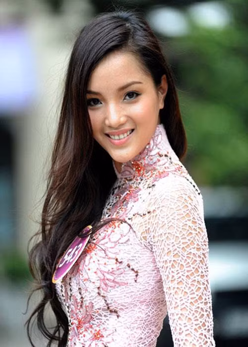 Huỳnh Bích Phương cũng có gia thế cao quý. Bố của cô là giáo sư toán học Huỳnh Bá Lân. Ông nắm giữ nhiều chức danh quan trọng như: Chủ tịch hội đồng quản trị trường Đại học Kinh tế - Tài chính của TP.HCM, Chủ tịch HĐQT Công ty Cổ phần Kiến Á, thành viên HĐQT Công ty cổ phần Fiditour (FDT), Thành viên HĐQT Ngân hàng TMCP Kiên Long (Kienlongbank). Mẹ Huỳnh Bích Phương cũng là một doanh nhân có tiếng. Ảnh: Tiền Phong