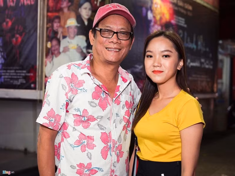 Vợ chồng Tấn Hoàng có hai người con: 1 trai, 1 gái, 3 cháu nội, 3 cháu ngoại, trong đó là 1 cháu trai, 6 cháu gái. Trong ảnh là nghệ sĩ Tấn Hoàng bên cháu nội. Ảnh: Zing