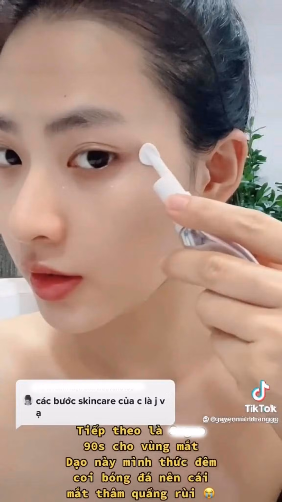 Trong tất cả các bước, Minh Trang đầu tư nhiều nhất cho vùng da quanh mắt. Khoảng thời gian vừa rồi cô nàng còn thức đêm xem bóng đá nên lại càng cần nhận được nhiều sự chăm chút hơn. Cô sử dụng sản phẩm có đầu massage nhỏ gọn để là phẳng bọng mắt và lưu thông các mao mạch dưới mắt.