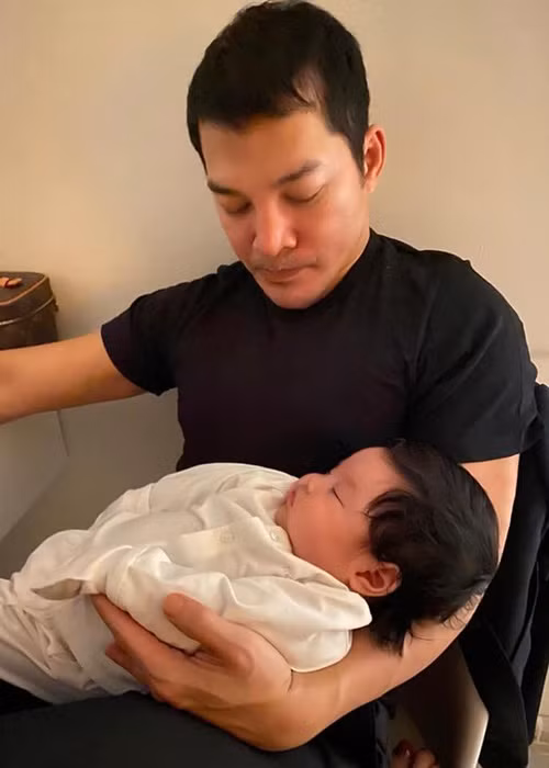 Về thông tin có thêm con, Trần Bảo Sơn hứa hẹn chia sẻ vào một dịp thích hợp.