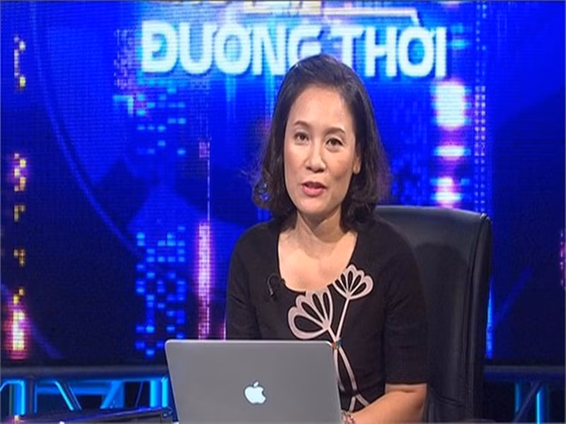 Theo VTV, chồng của nhà báo Tạ Bích Loan họ Khuất, là người Việt 100%. Cả hai kết hôn khi còn là nghiên cứu sinh ở Nga. Tạ Bích Loan sinh con gái đầu lòng Ly Na năm 1992 rồi cùng chồng trở về Việt Nam sinh sống. Năm 2009, cô sinh cậu con trai thứ hai Hoàng Minh. Ảnh: VTV