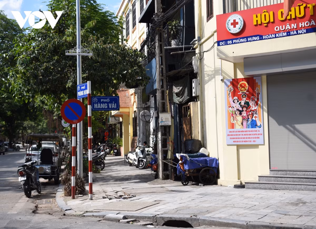 Phố Hàng Vải- Phùng Hưng đá lát vỡ tạo thành hố trên vỉa hè.