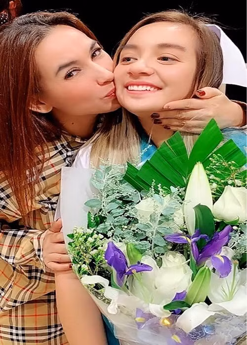Con gái Phi Nhung sống ở Mỹ từ khi sinh ra cho đến nay. Hiện tại, em làm y tá điều dưỡng tại một trung tâm y tế lớn.