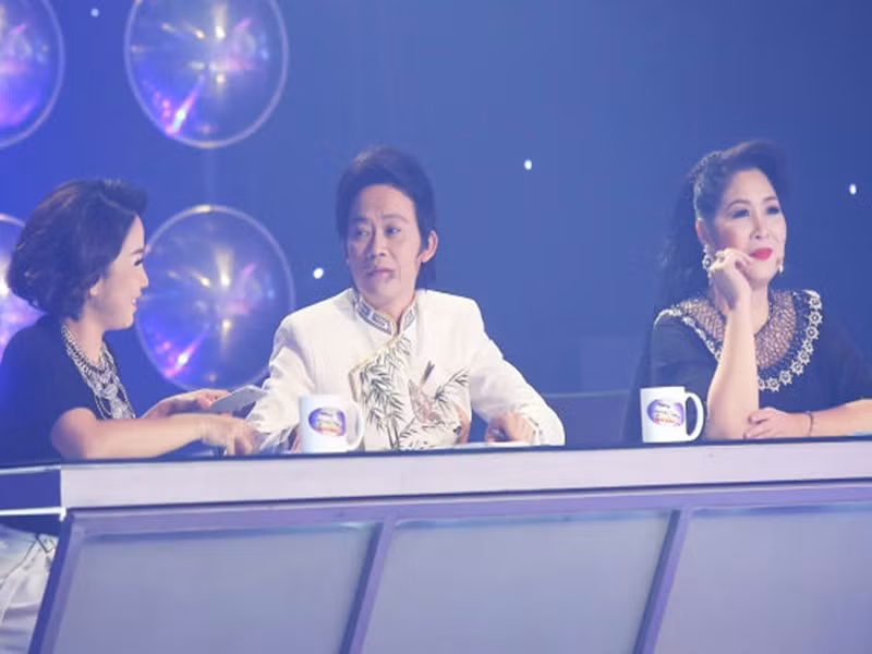 Theo Cát Phượng, kinh phí xây nhà thờ Tổ lên đến 100 tỷ nên Hoài Linh chạy show đến kiệt sức. Từ năm 2014 đến năm 2016, anh liên tục xuất hiện trước công chúng. Hoài Linh đóng phim, diễn hài, làm giám khảo gameshow, dẫn chương trình.