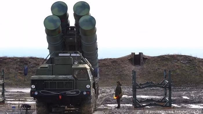 Một số thành viên NATO vẫn sở hữu hệ thống phòng không S-300, tuy nhiên đơn giản vì trước đó họ từng là đồng minh thân cận, thậm chí là nằm trong khối quân sự Warszawa - đối trọng với NATO do Liên Xô lập lên. Sau khi gia nhập NATO họ vẫn giữ lại các hệ thống vũ khí chủ chốt bao gồm S-300.