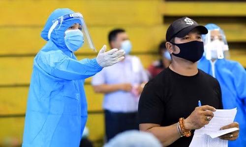  Hoa hậu H'Hen Niê hướng dẫn người dân đến bàn để khám sàng lọc trước khi tiêm. Đây là ngày đầu tiên người đẹp sinh năm 1992 tham gia vào công tác tình nguyện viên chống dịch tại TP.HCM.