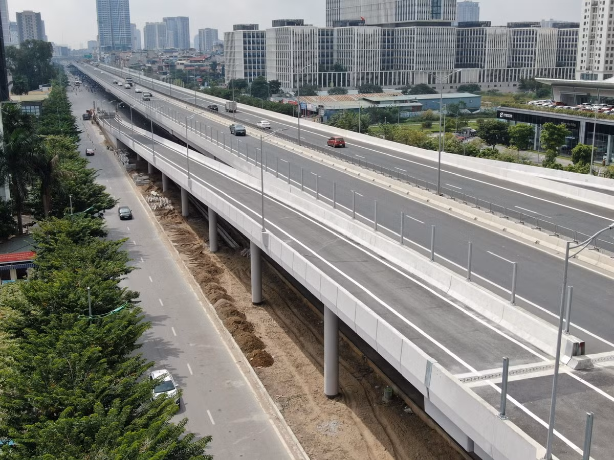 Theo thiết kế ban đầu của Bộ Giao thông Vận tải phê duyệt, dự án đầu tư cầu cạn Mai Dịch - Nam Thăng Long không xây dựng các lối lên xuống vào tuyến đường.