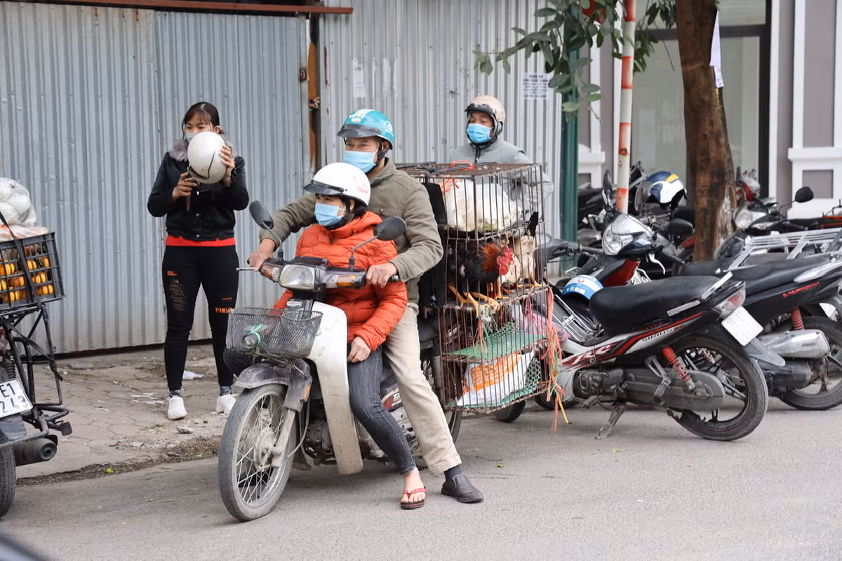 Do bất ngờ phải dừng hoạt động nên hôm nay vẫn nhiều tiểu thương chở hàng đến bán nhưng phải quay đầu ra về.