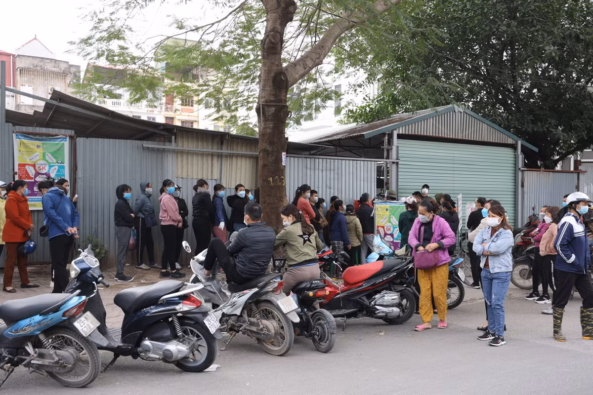 Theo Trung tâm Y tế xã Thanh Liệt, cho đến trưa hôm nay (24/11), đã có 210 tiểu thương tới làm xét nghiệm và đang chờ kết quả.