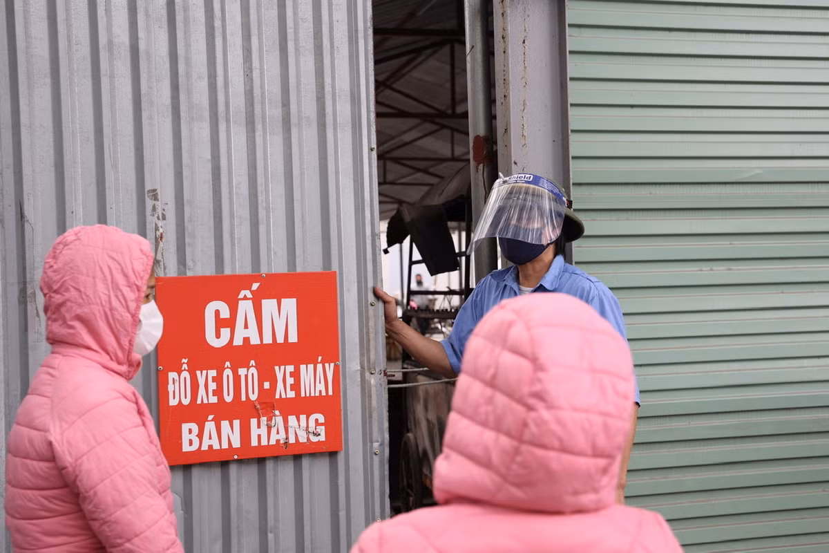 Trong ngày hôm nay, BQL chợ đã yêu cầu toàn bộ tiểu thương tới làm xét nghiệm. Lực lượng chức năng đã cho từng nhóm 3-5 người vào trong chợ để làm xét nghiệm.