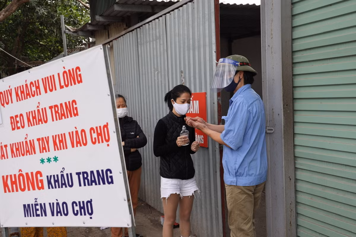 Ông Nhật cho biết thêm, cách đây mấy hôm chị T.N có biểu hiện ho sốt, khó thở nên đã tới cơ sở y tế lấy mẫu xét nghiệm.