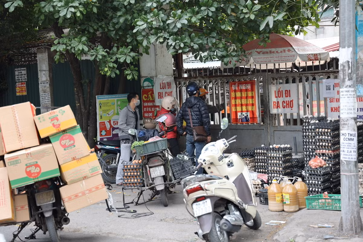 Chợ Quang là chợ dân sinh lớn, hàng ngày có nhiều người của huyện Thanh Trì và khu vực lân cận tới đây kinh doanh buôn bán.