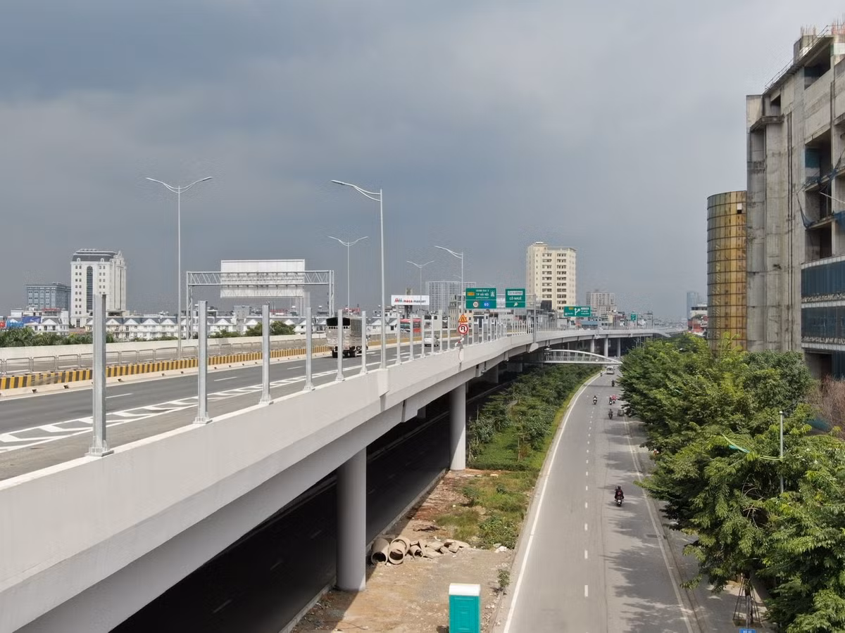 Trước đó, 6 lối lên xuống của đường Vành đai 3 đoạn Mai Dịch - Nam Thăng Long cũng đã hoàn thành và chuẩn bị đưa vào sử dụng.