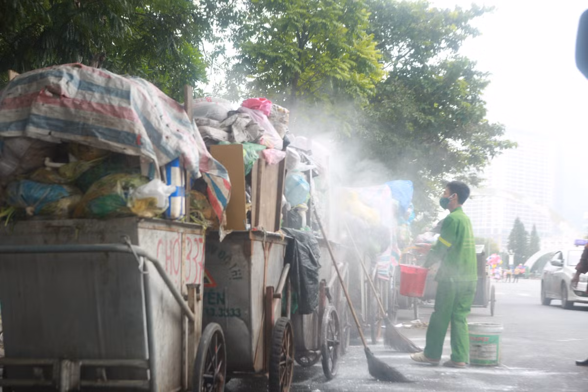 Tuy nhiên, người này cho biết trong mấy ngày tới trời tạnh mưa, hửng nắng mà không di chuyển được đi thì rác sẽ bốc mùi rất khó chịu và lan rộng vào khu dân cư.