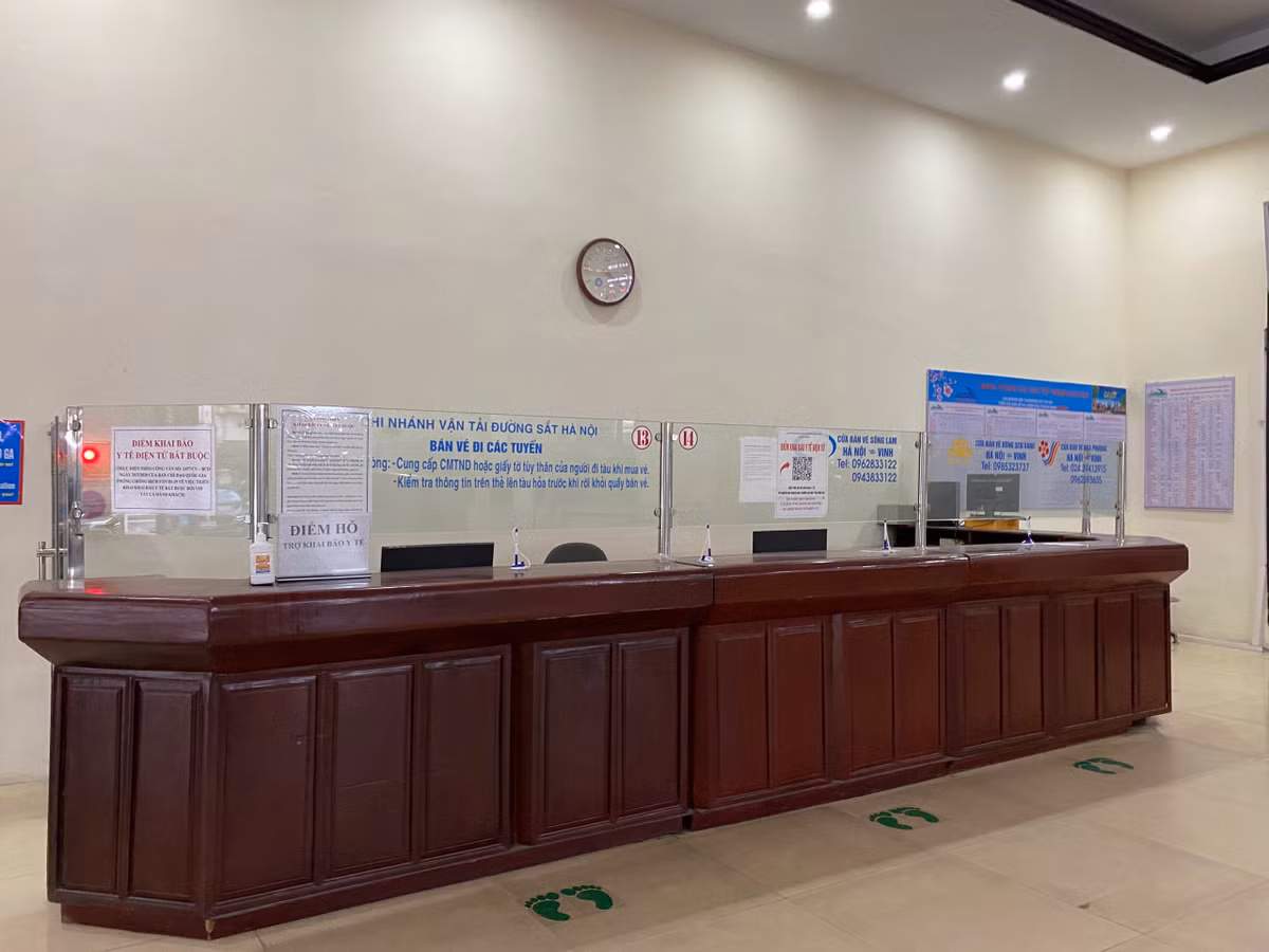 Quầy bán vé tàu Tết tại ga Hà Nội thường xuyên không có giao dịch trong ngày đầu mở bán.