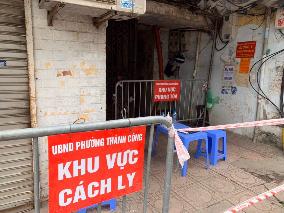 Ngay lập tức, UBND phường Thành Công đã ra quyết định phong toả khu tập thể A1 Thành Công để tiến hành truy vết những người liên quan.