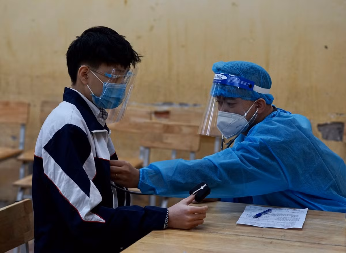 Hàng nghìn học sinh Hà Nội được tiêm vắc-xin Pfizer - Hình 5 Hang nghin hoc sinh Ha Noi duoc tiem vac-xin Pfizer-Hinh-5