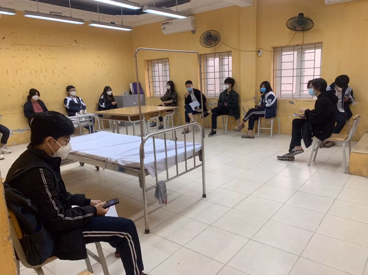 Hàng nghìn học sinh Hà Nội được tiêm vắc-xin Pfizer - Hình 9 Hang nghin hoc sinh Ha Noi duoc tiem vac-xin Pfizer-Hinh-9