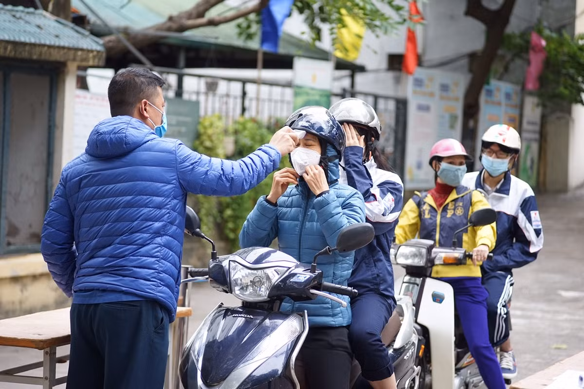 Hàng nghìn học sinh Hà Nội được tiêm vắc-xin Pfizer - Hình 10 Hang nghin hoc sinh Ha Noi duoc tiem vac-xin Pfizer-Hinh-10