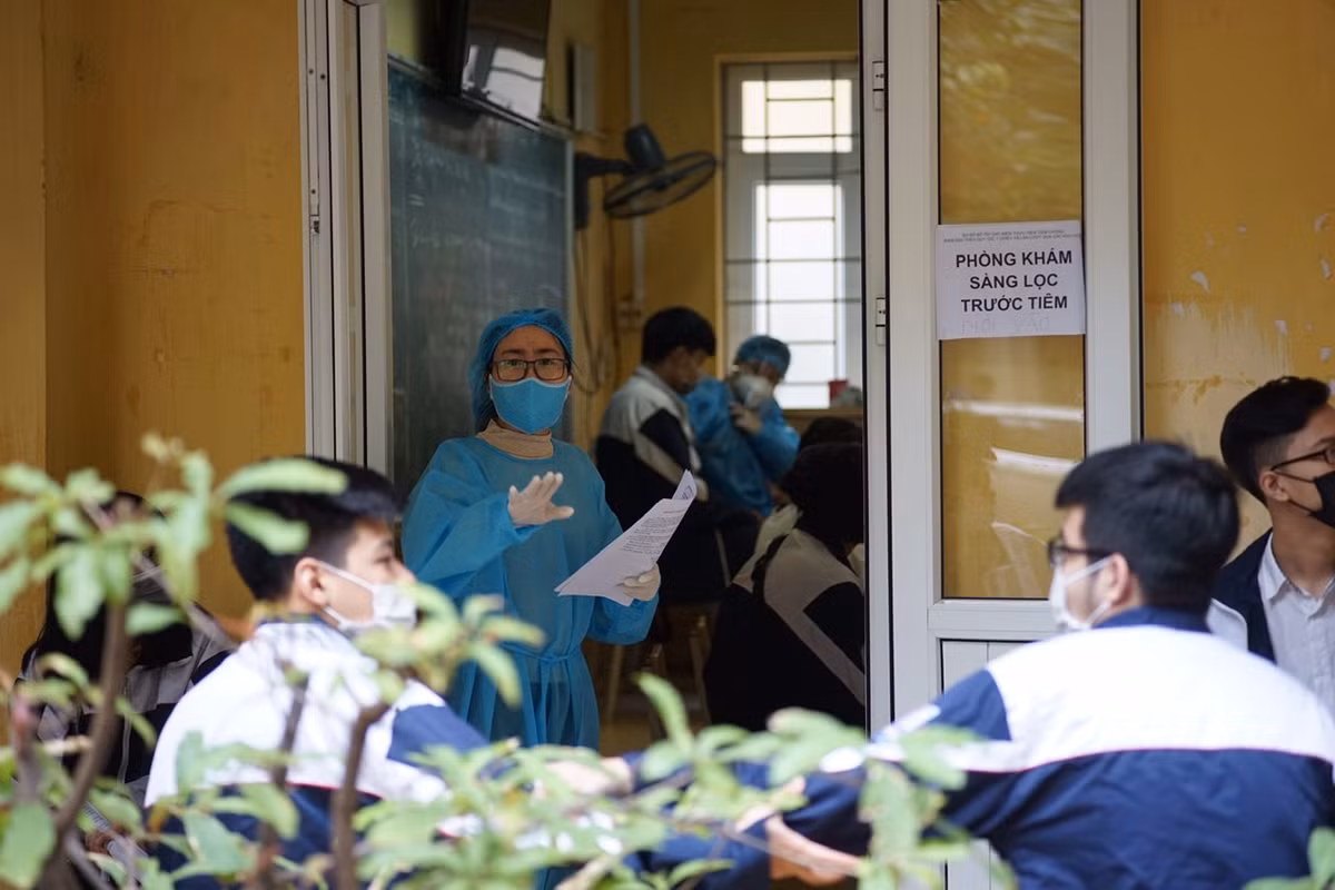 Hàng nghìn học sinh Hà Nội được tiêm vắc-xin Pfizer - Hình 3 Hang nghin hoc sinh Ha Noi duoc tiem vac-xin Pfizer-Hinh-3