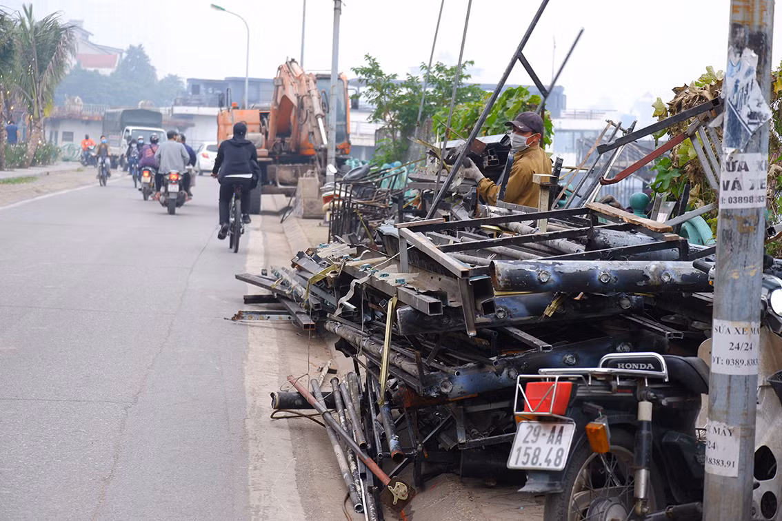 Được biết, việc tháo dỡ loạt du thuyền trên nhằm phục vụ cải tạo, thực hiện một số dự án quy hoạch, khai thác mặt nước Hồ Tây.