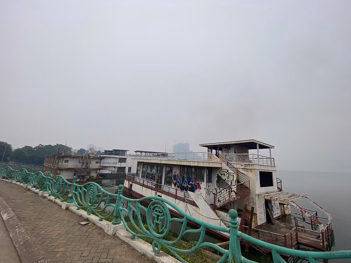 Hơn 4 năm qua, những du thuyền nhà hàng nổi trên mặt Hồ Tây trước kia đã trôi dạt về góc hồ phía gần Công viên nước.