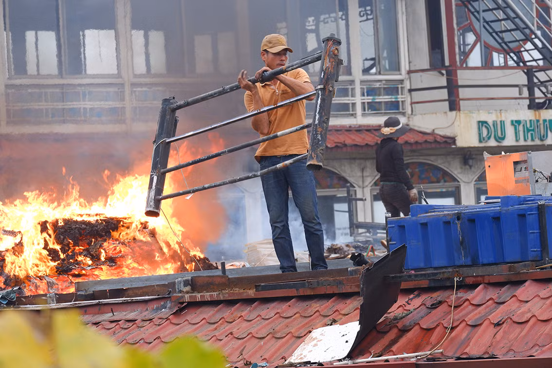 Phần sắt thép được vận chuyển lên trên bờ để vận chuyển đi nơi khác, những vật dụng khách sẽ được tiêu huỷ ngay trên thuyền.