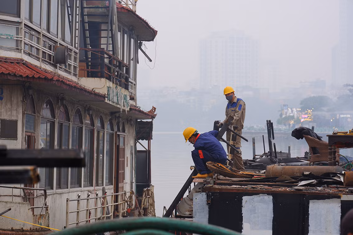 Theo ghi nhận của PV báo Tri thức và Cuộc sống, đơn vị thi công đã phải cắt bỏ, tháo dỡ từng bộ phận của các du thuyền.