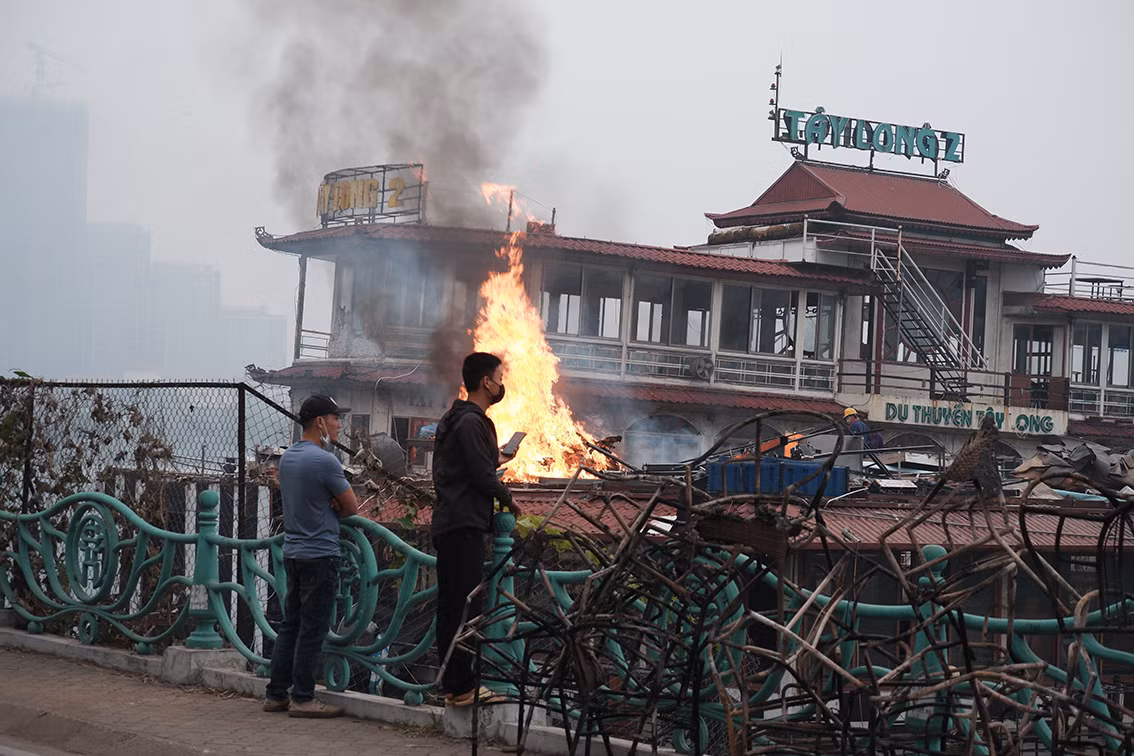 Do không di chuyển đi đâu được, những du thuyền này đã được kéo về góc hồ phía phường Nhật Tân neo đậu.
