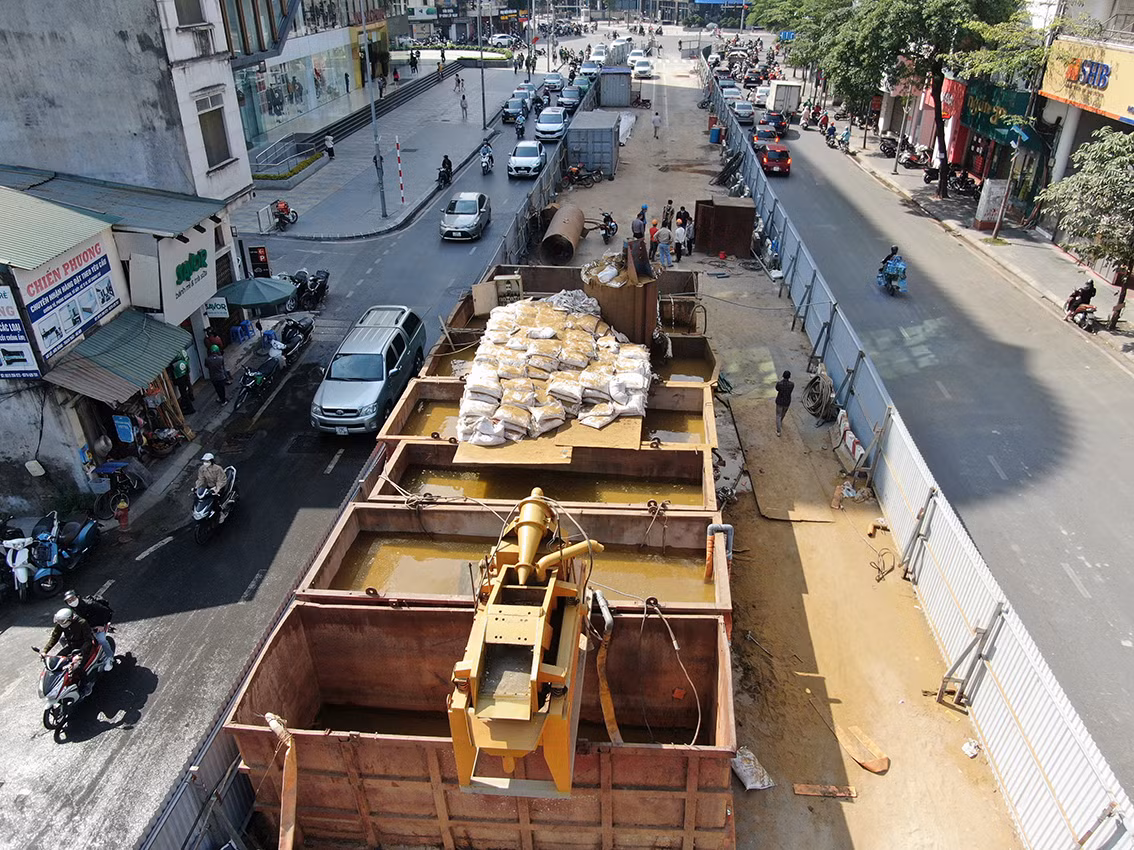 Giao thông giờ cao điểm đi qua đường Phạm Ngọc Thạch gặp nhiều khó khăn.