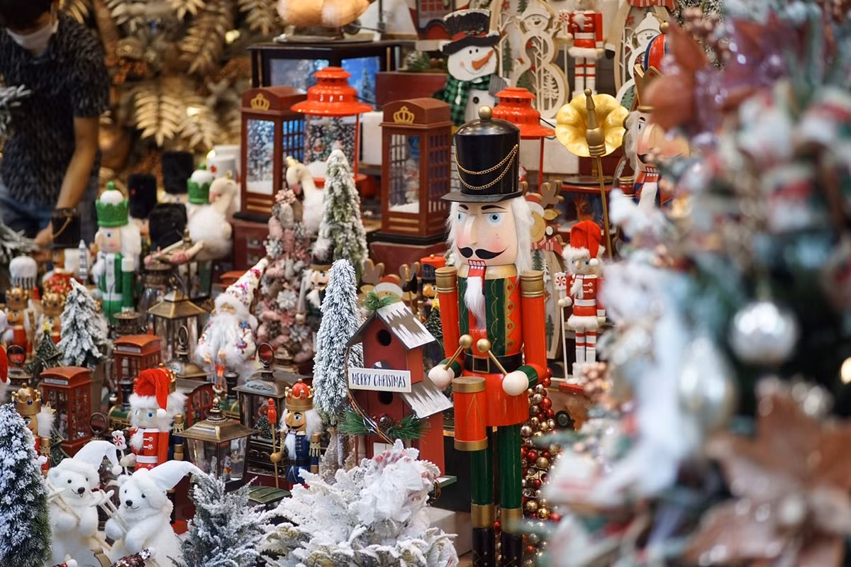 Điểm khác biệt lớn tại phố Hàng Mã năm nay là rất nhiều đồ Noel để bàn như đèn đường, đồng hồ, gấu tuyết…